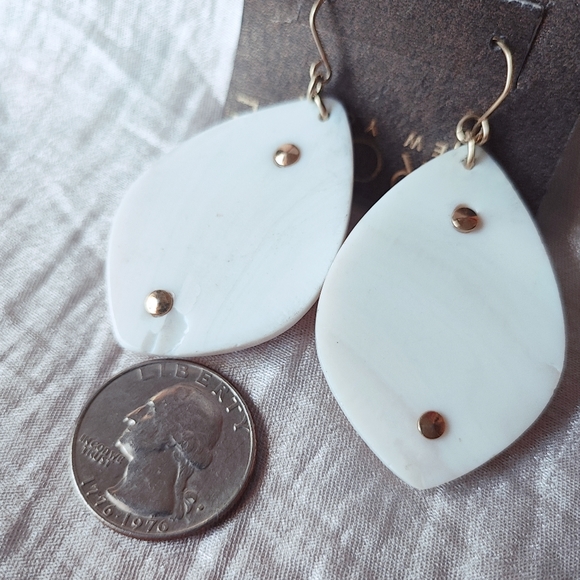 Carolee New York Mother of Pearl Faux Turquoise Seafoam Stones Pierced Earrings - Picture 9 of 13